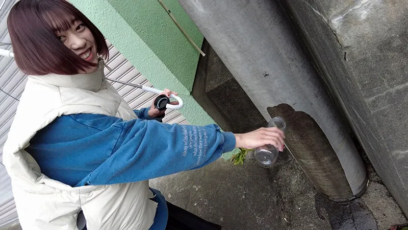 【奈築りお】放尿露出 露出した場所に記録を残すお漏らしマーキングデート りお（24）