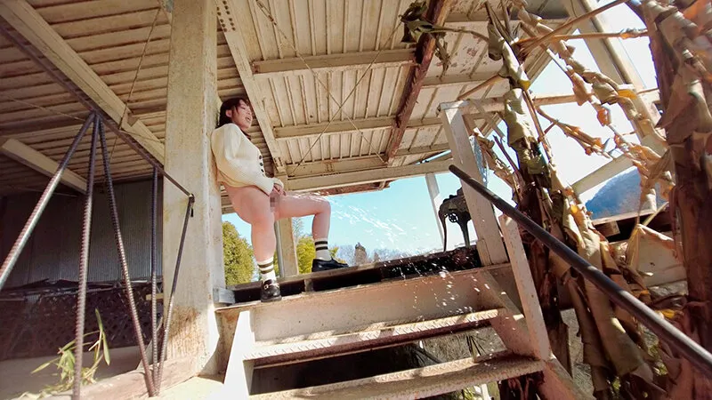 【遠山まき】潮吹き露出 指ズボ羞恥でセルフ潮をまき散らす笑顔娘とビチャビチャ絶頂デート