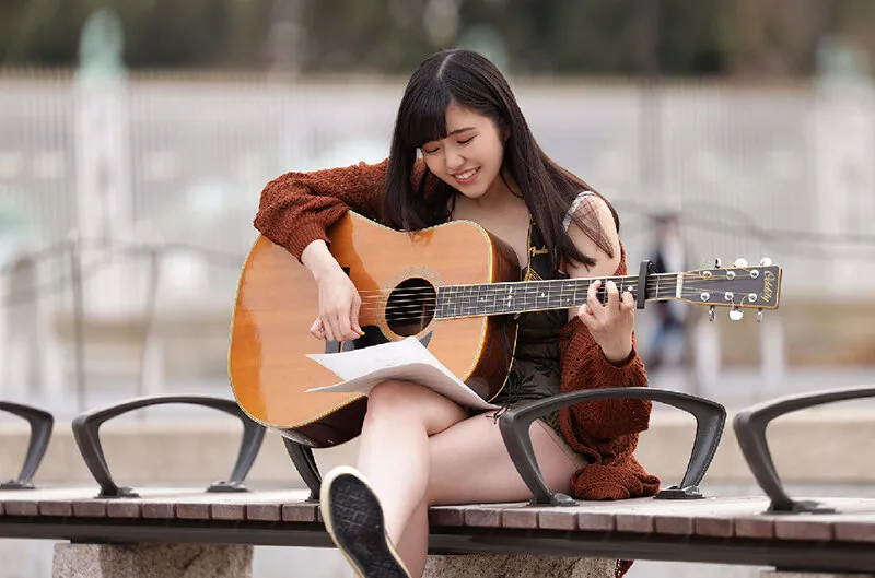 【菊池まや】都内各地で活動中！シンガーソングライターの巨乳の彼女にメジャーデビューをほのめかし本人説得して映像化！AV出演させちゃいました。