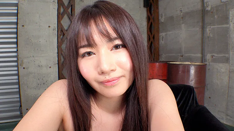 【平井栞奈 他】椅子にまたがった逆座り尻