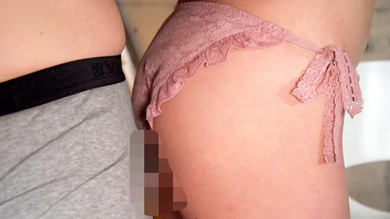 【瀬名未来 他】パンティの中にチ○ポを誘導し時々おマ○コにも挿入させてくれるお姉さん