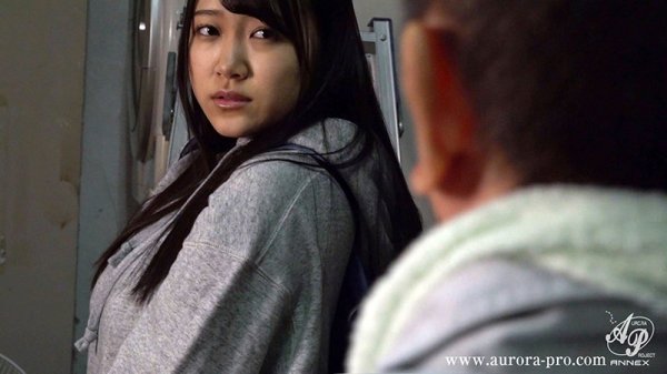 下卑た小父さんたちに輪されるって蕩けちゃう... 私、加齢臭を嗅いだだけで、息が荒くなって濡れてくるんです... 姫咲はな