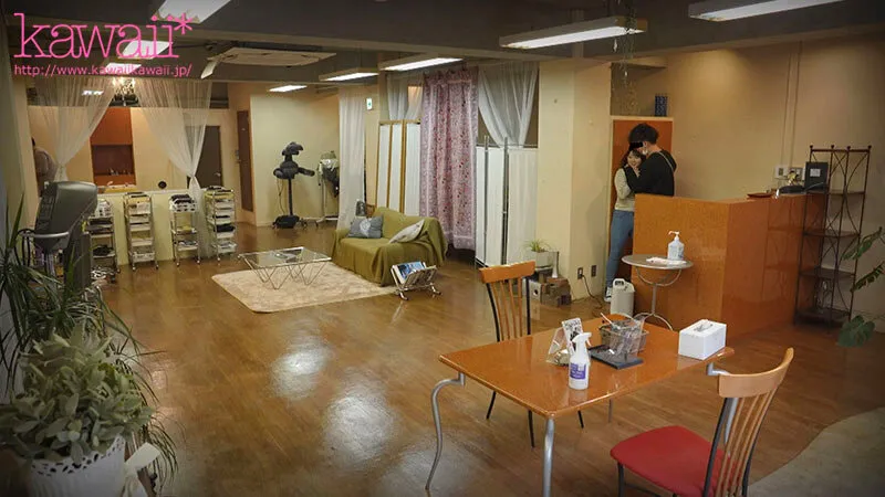 【浜辺美波似現役JD盗撮無断AV化】君の臀部をたべたい テレビ、CM、映画に引っ張りだこなあの子にそっくりなのに隙だらけでむっつりで顔より大きなお尻の美容師アルバイトみなみちゃん20歳