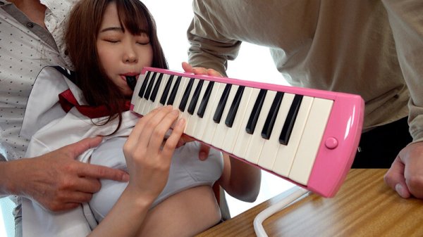 【早見依桜】鍵盤ハーモニカでオナニーする妹の爆乳は一見にしかず！Hカップ103cm いおにゃん 服の上からモンでビックリぼよよんデカップ！