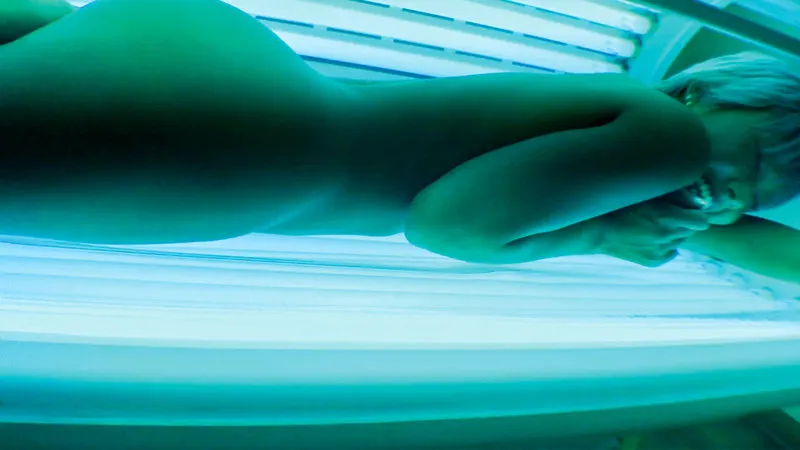 【NATSUKA】黒ギャルと日サロで、こっそり潮吹きぴゅぴゅ―露出デエト！ 激AGEマ●コを完全バグってただのスプリンクラー化ww