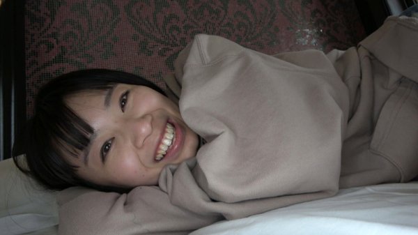 【4K】笑顔が素敵なパイパン女子大生と潮吹きハメ撮りSEX 佐野なつ