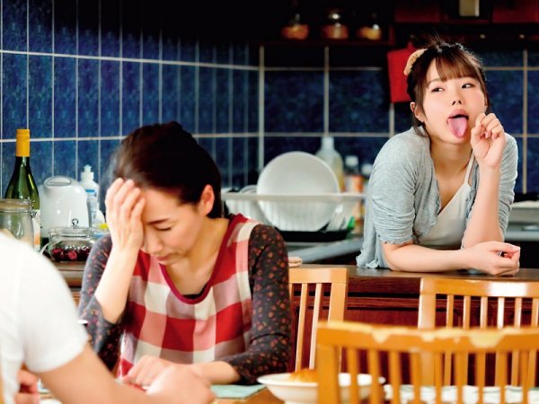 年の離れた従妹にエアーフェラで誘惑されて‥いやらしい舌使いに我慢できず何度もハメまくった 松本いちか