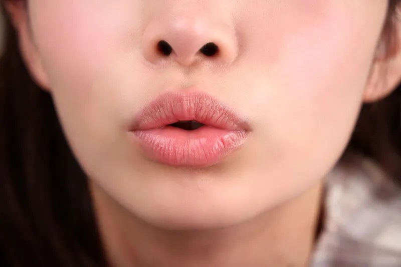 【広瀬えりか】【VR】無理矢理ウチへ押しかけて来た後輩女子大生のポテッとした誘惑リップ 葉月みりあ