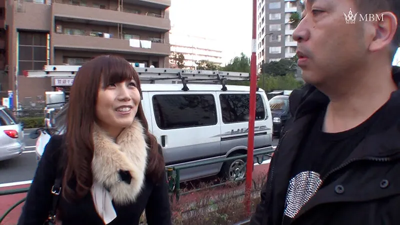 【100円】清楚で真面目そうな保険の営業員も頭の中はエロでいっぱい！Tバック履いて枕営業で契約完了！？