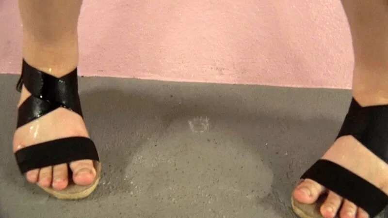 【ロリ系アパレル店員】過激！都内出没！野外お漏らしハレンチ炉利娘 ユメ 「グレーのマキシワンピだからシミがすっごい目立つんですぅ（涙）」