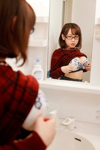 『ね～この下着どう思う？カワイイ？』下着メーカーで働き始めた地味姉が日に日にエッチな下着に変わりエロさを増していき過激に大胆に…！？ 田中ねね