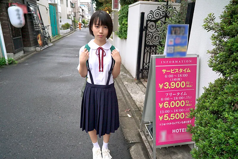 【JCロリ】雪乃ちゃんの通学路はラブホテル街 粘着オジサンは毎日スカートに潜ってパンツをペロペロ舐めた後にご褒美をくれます 雪乃える