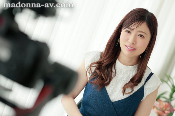 その笑顔、ずっと見ていたい。 弘中優 28歳 AV DEBUT ハートに刺さる微笑み、不倫したくなる距離感―。