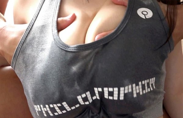 【ほむら優音】ジョギング爆乳娘 リク（I-cup） 乳首浮き出るノーブラボインをユッサユサ揺らして無意識に挑発してくる脇甘い系女子