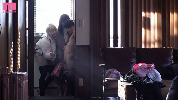 女子会してるお宅にM男くんが突撃参加！ お泊り女子会で夕方から朝がくるまで一日中犯されて小悪魔中出しされる！ 乙アリス 森日向子