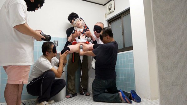 【堀北わん】ガチ8P超乱交！低身長140cm台妖精美少女レイヤー18歳・ギリ合法ちびっ子純白ボディを極太カメコ集団がブチ込み制裁「もうヤダ、すぐイッちゃう～ぅ！」【白目エビ反り発狂アクメ】連発で誰でも膣射OK公衆便所転落2本立SP