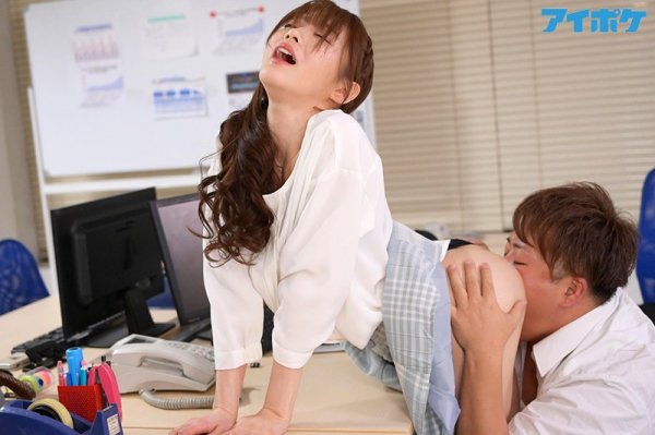 距離感近い美人OLの無防備パンチラ誘惑 相沢みなみ