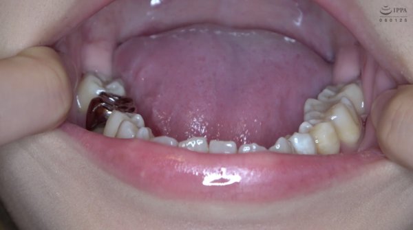 【口内フェチ】人気女優 加賀美さらチャンの激レア舌ベロ・口内・歯観察！小魚に唾垂らし咀嚼も！！！