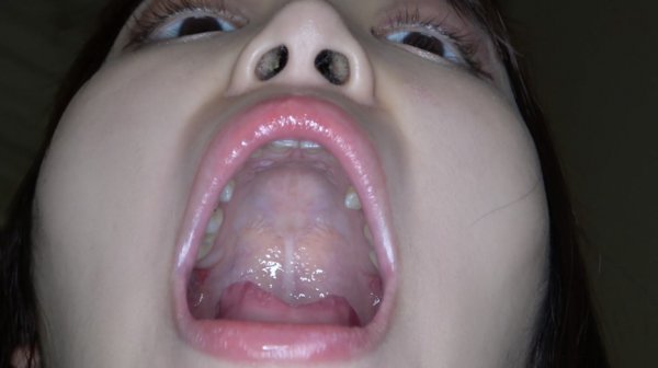 【口内フェチ】人気女優 加賀美さらチャンの激レア舌ベロ・口内・歯観察！小魚に唾垂らし咀嚼も！！！