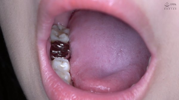 【口内フェチ】人気女優 加賀美さらチャンの激レア舌ベロ・口内・歯観察！小魚に唾垂らし咀嚼も！！！