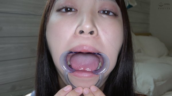 激カワ人気女優 加賀美さら チャンの激レアマウスオープナー着用して口内・歯観察＆電マ当て！