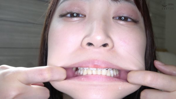 激カワ人気女優 加賀美さら チャンの激レアマウスオープナー着用して口内・歯観察＆電マ当て！