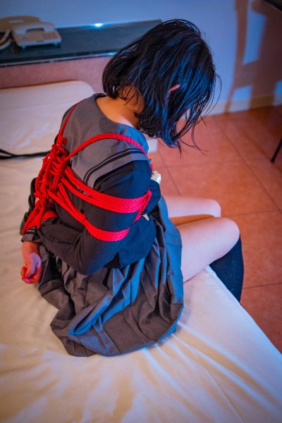 【JK】全身緊縛された制服女子がムチ、首絞め、踏みつけに遭う(natsumi)