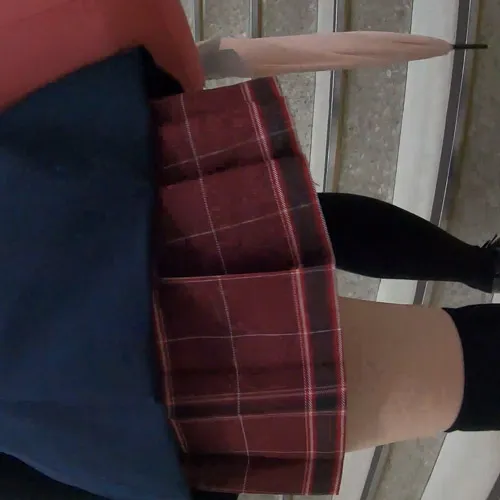 【JK逆さ撮り流出】001-3　路上逆さJ〇ニーハイ　赤チェック白パン