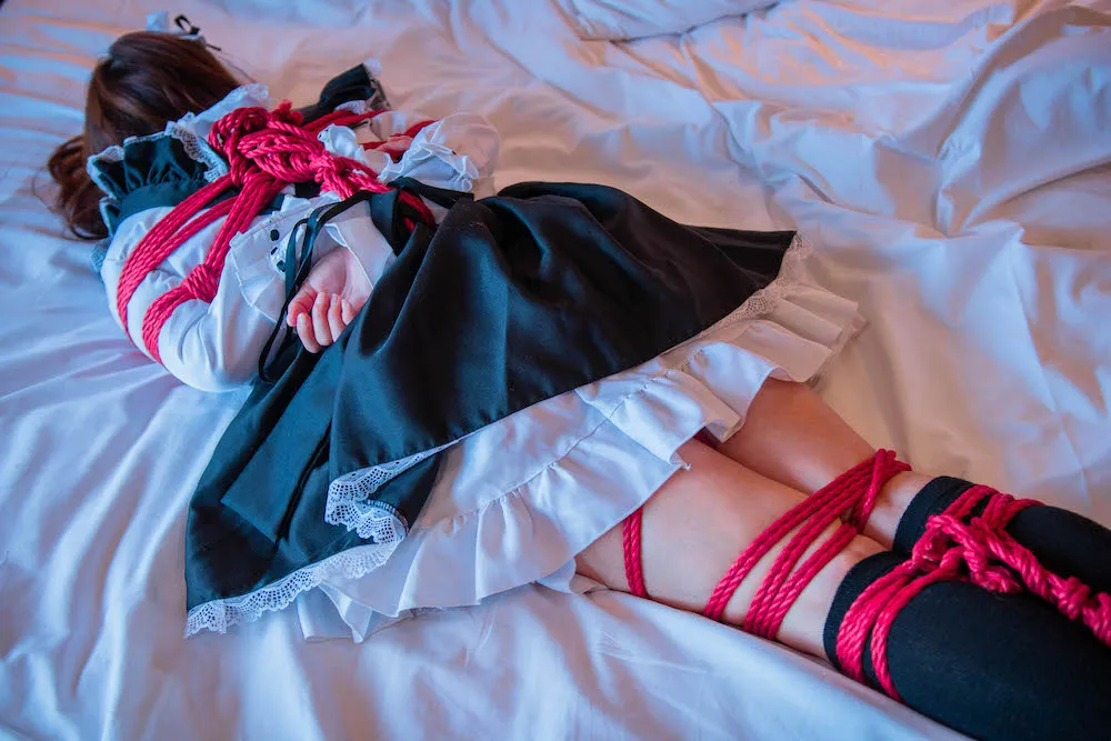 メイド服姿の女の子が全身緊縛されて首を絞められたり踏まれたり転がされる(Umi)