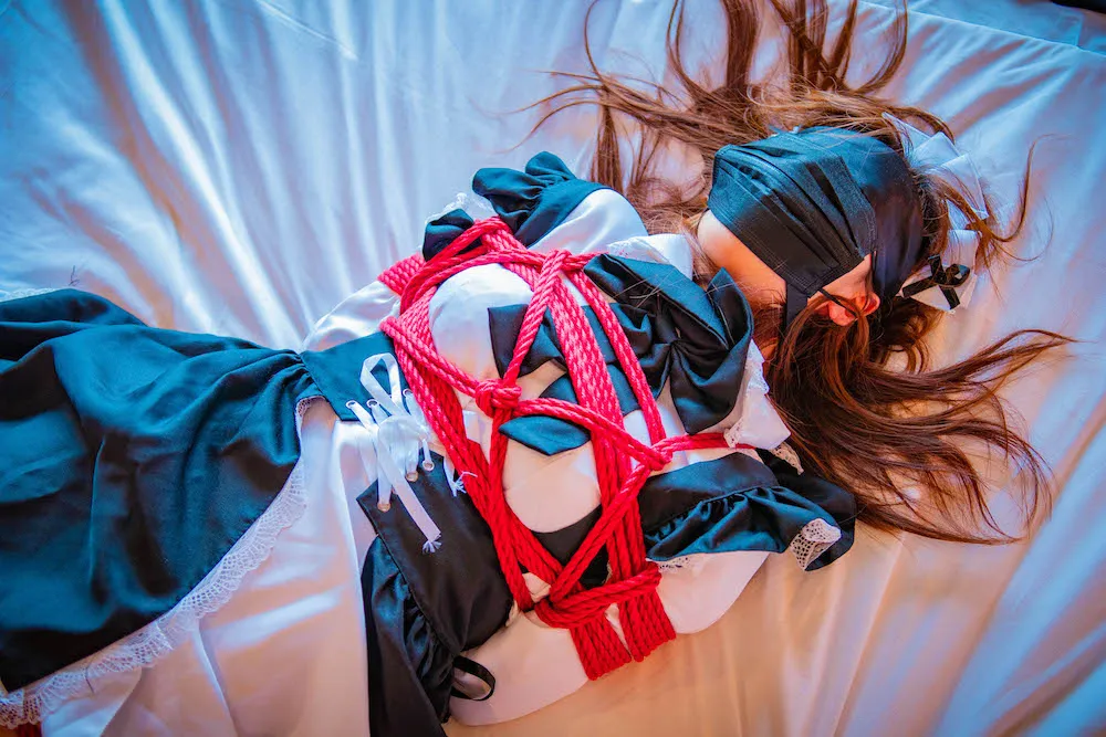 メイド服姿の女の子が全身緊縛されて首を絞められたり踏まれたり転がされる(Umi)