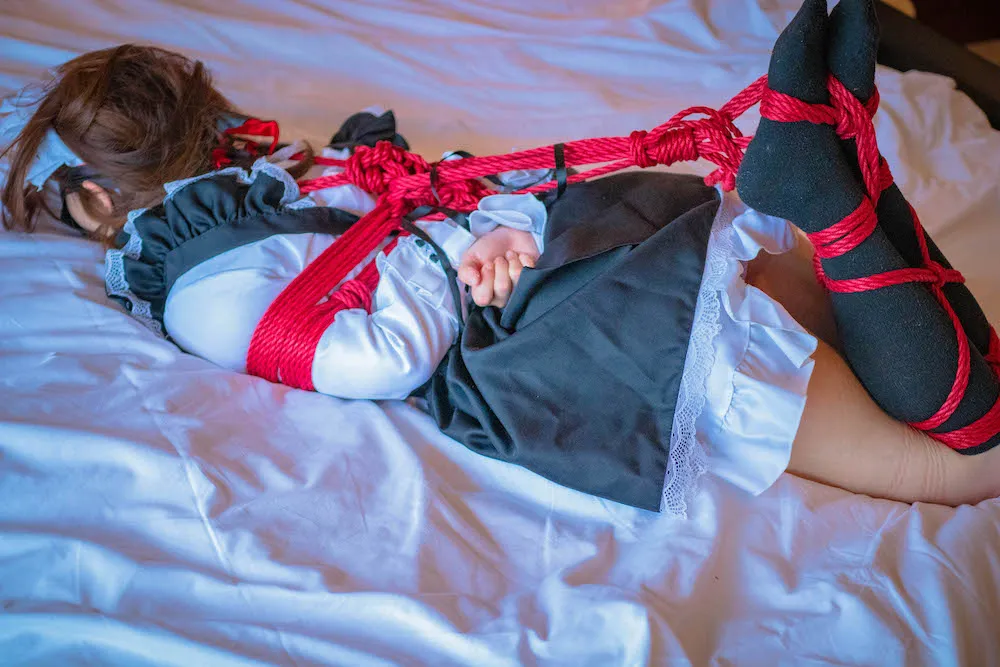 メイド服姿の女の子が全身緊縛されて首を絞められたり踏まれたり転がされる(Umi)