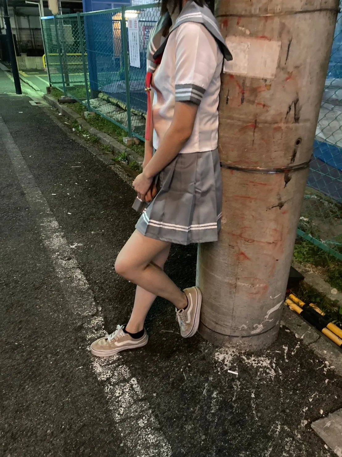 【盗撮流出】客引きアニコスコンカフェ店員に車内手コキしてもらった