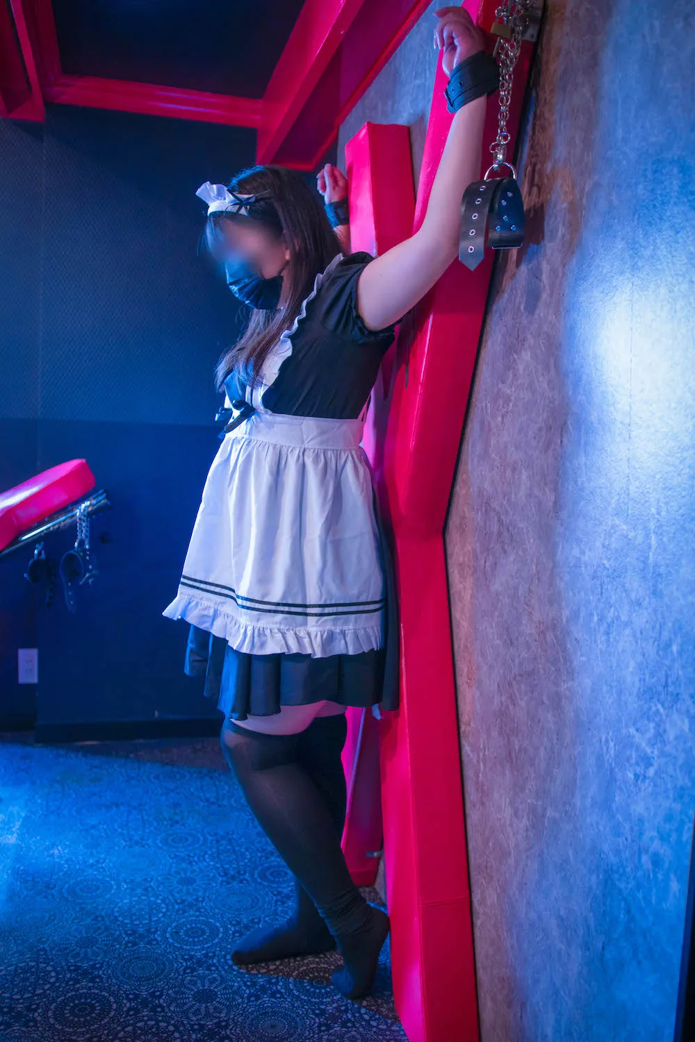 メイド服姿の女の子がX字架にハリツケにされたり拘束椅子にかけられてムチ拷問に遭う(千依)