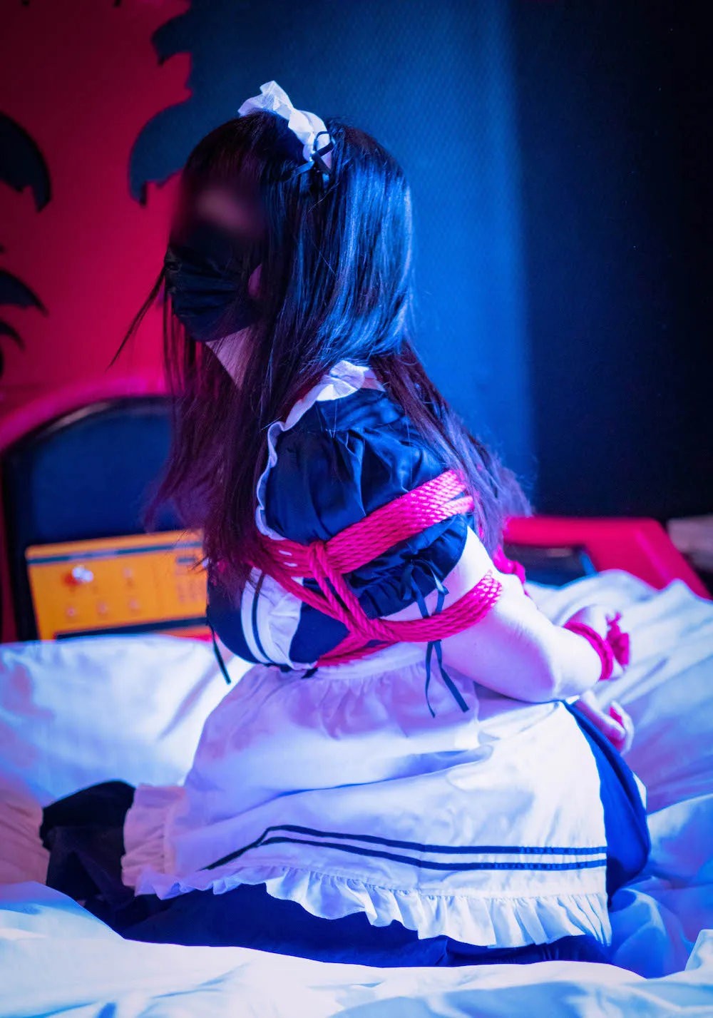 メイド服姿の女の子が全身縛られてムチ打たれたり快楽責めされる(千依)