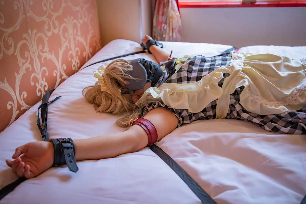 メイド服姿の女の子が大の字拘束されて踏まれたりムチ打たれたり快楽責め(natsumi)