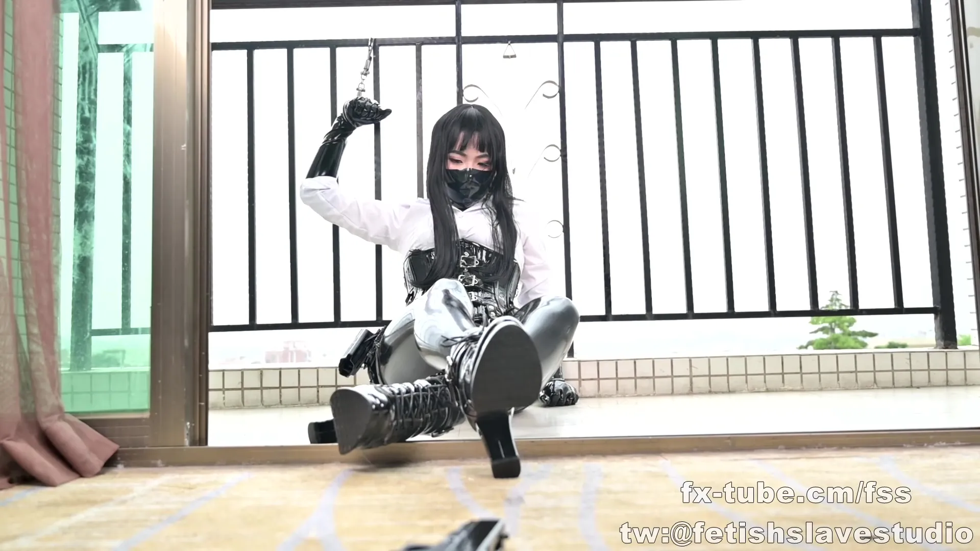 【エナメルコスチューム】エナメルでキメた女捜査員、囚わる。