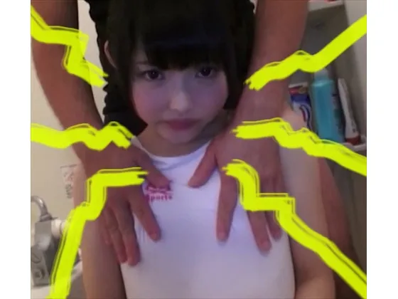 【ロリ系素人 白競泳水着中出しハメ撮り流出】【中出し精子トロッ】ユニットバスで、調教　狭い空間、狭い膣