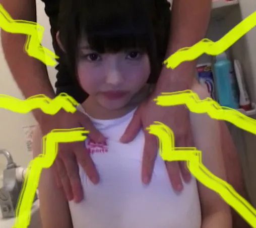 【ロリ系素人 白競泳水着中出しハメ撮り流出】【中出し精子トロッ】ユニットバスで、調教　狭い空間、狭い膣