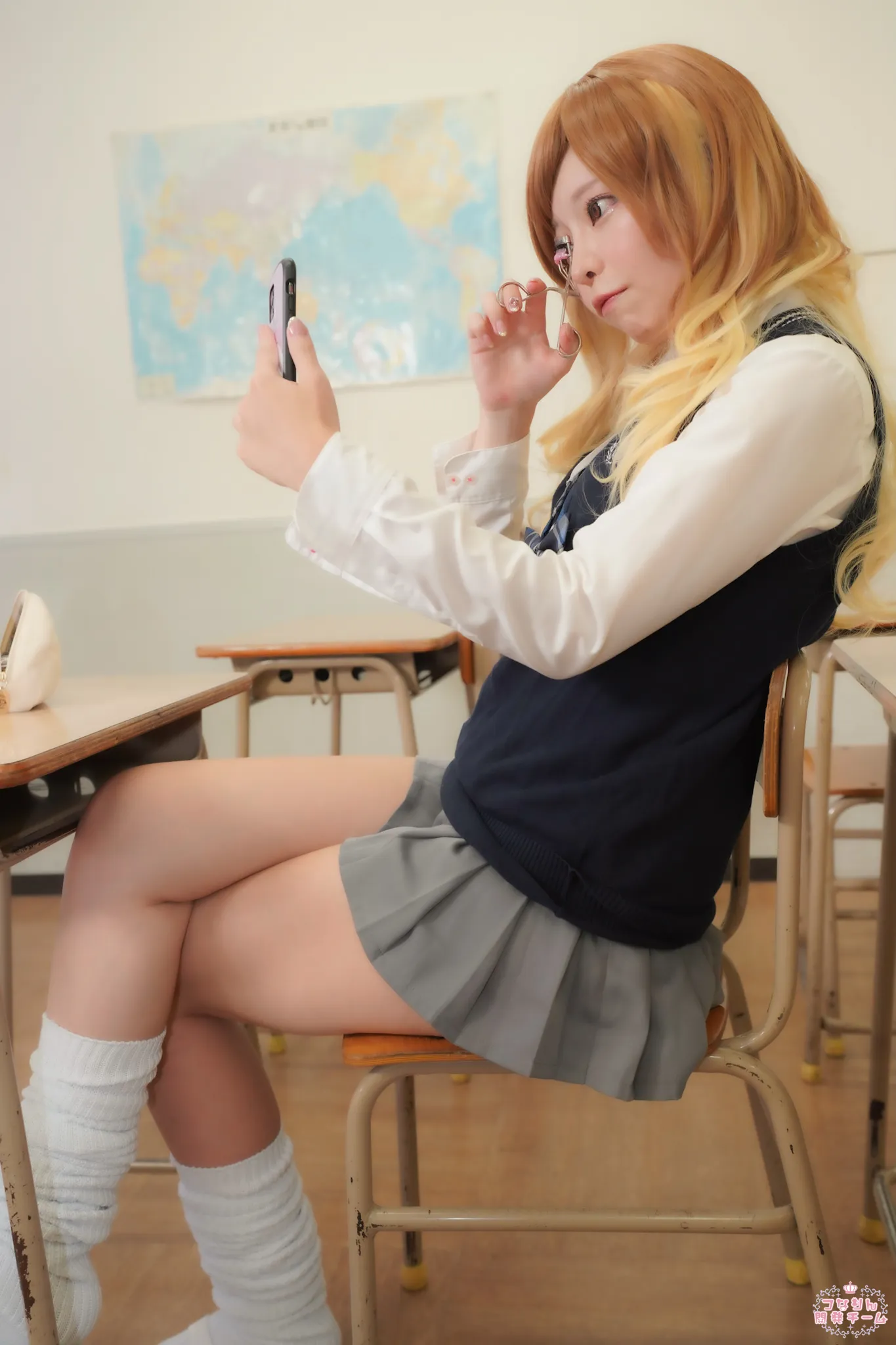 【夏目つなり】【シャニマス 和泉愛依】某アイドル激似!?シャ○マス和泉めいちゃん似コスプレで…お尻に媚薬お注射　騙されオナニー撮影