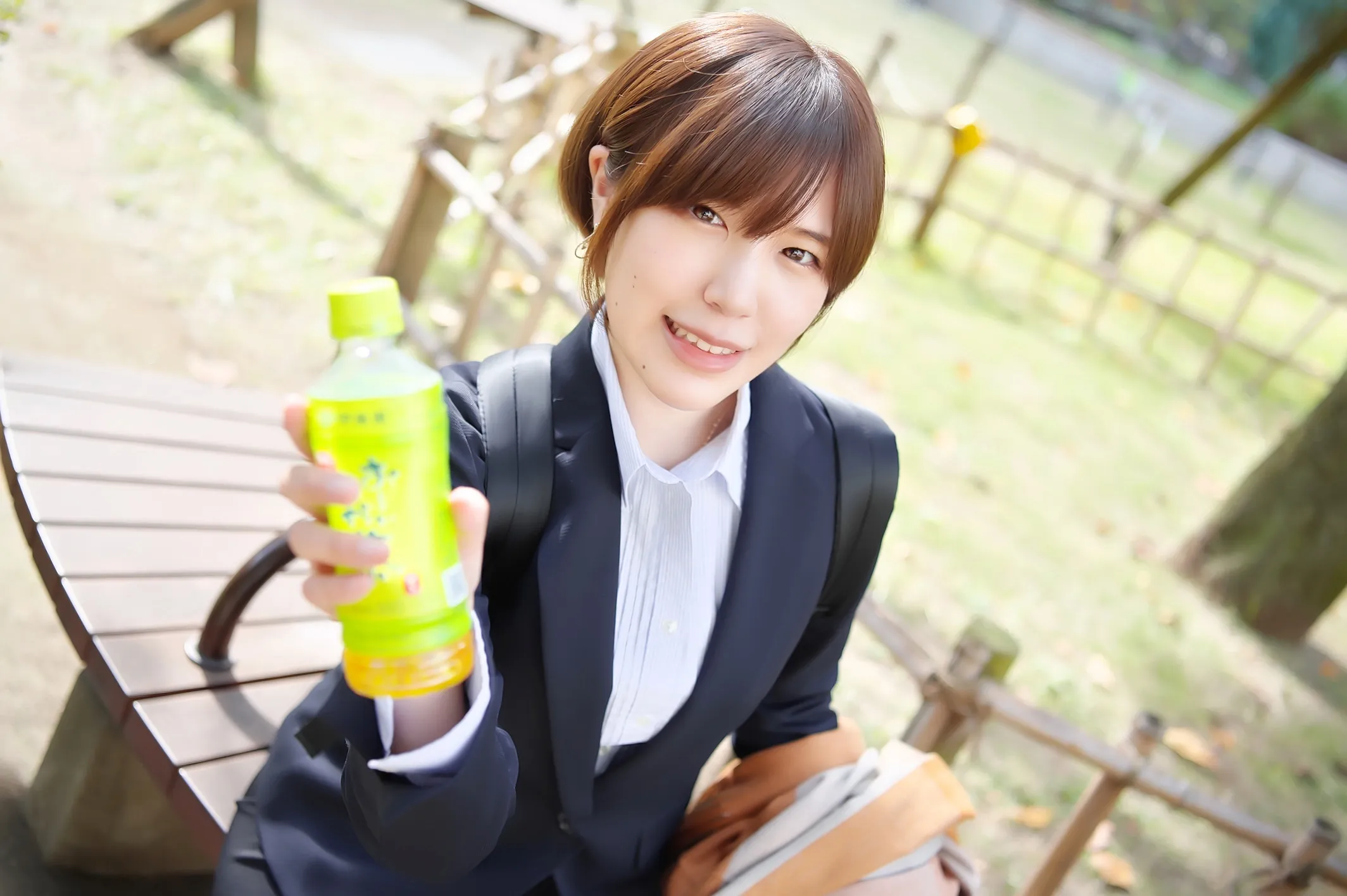 【皆月なる】【OL】今日は天気が良いので後輩と仕事をサボることにした。