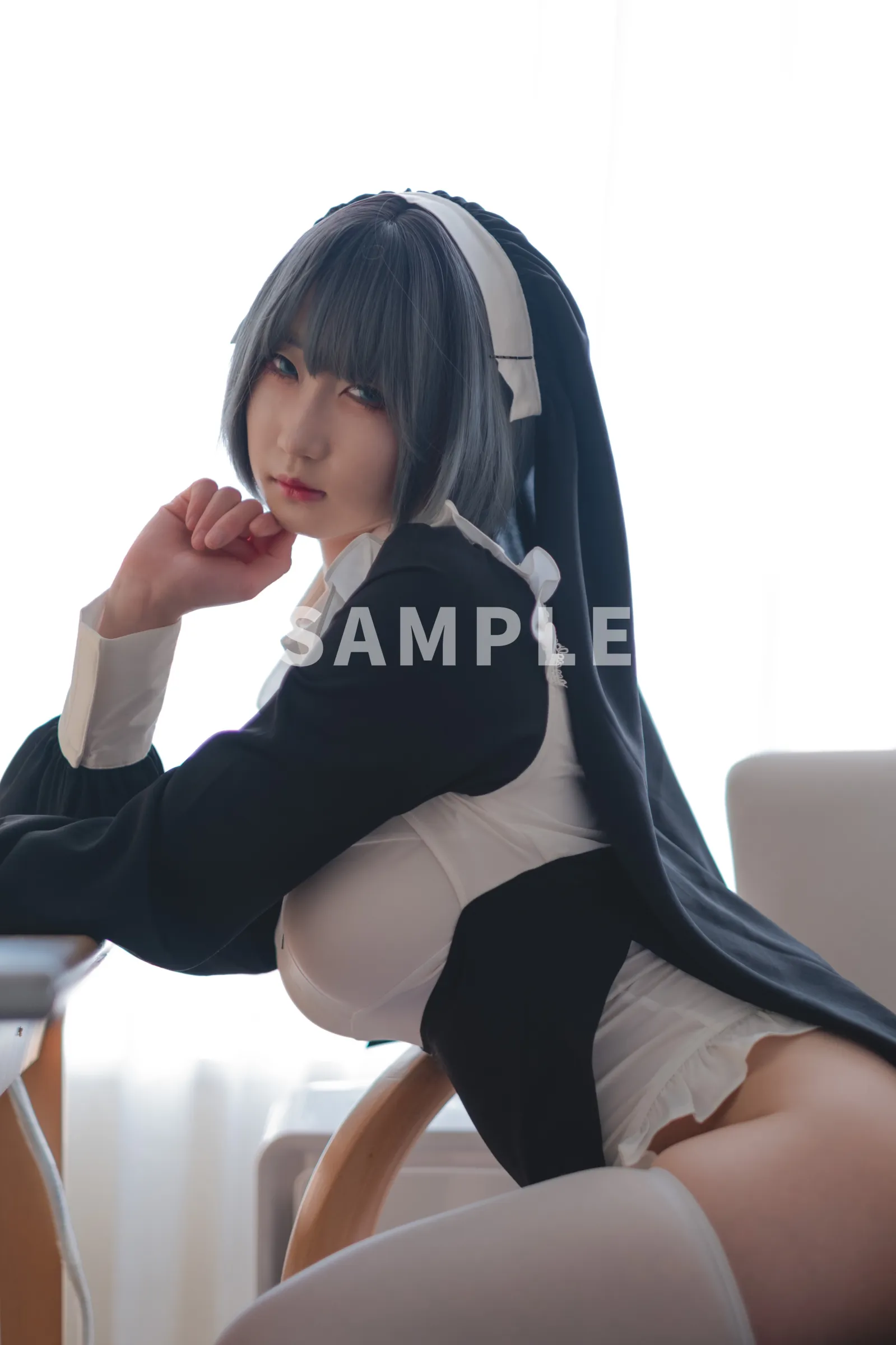 【むなちゃん。】【創作コスプレ写真集】白ムチ魅惑の生美脚 スリットシスターROM