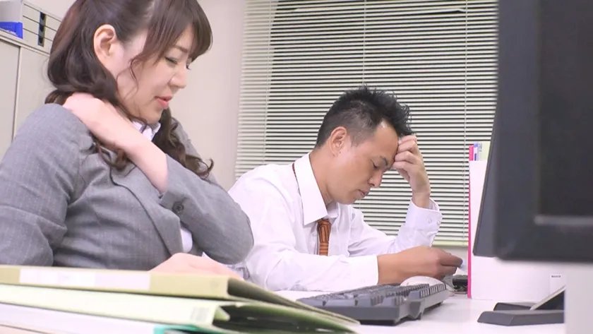 残業中の人妻熟女OL ふたりきりの深夜オフィスで中出し絶頂不倫