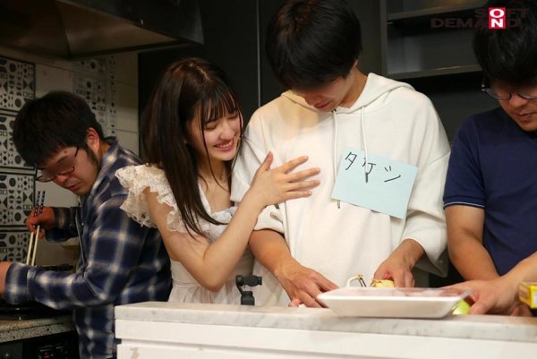 北国育ちの純朴無垢なえなちゃん(20)が童貞4人とシェアハウスで1日共同生活！暴発しても何回でも発射OK！初めての筆下ろし！！ 春日えな(仮)