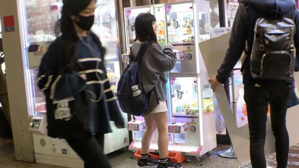 【花音うらら】マジ軟派、初撮。 1558 新宿で映えスポットを提供していたら引っかかったのは天真爛漫な美少女！グイグイ来られると弱い性格？流されSEXでイキまくり！