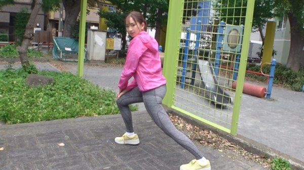 【鈴木真夕】マジ軟派、初撮。 1568 ジムでトレーニングしていたセクシー美女をナンパ成功！欲求不満気味の美女はウェアの真ん中を濡らしてストレッチ！そのまま服を脱がしておっぱいを揉めばビクビク体を震わせ感じだす敏感ボディ♪