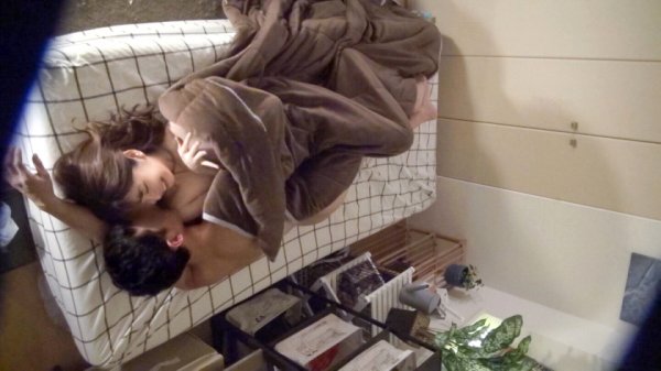 【森日向子】百戦錬磨のナンパ師のヤリ部屋で、連れ込みSEX隠し撮り 194 「脱衣」を賭けたカードゲーム中に先輩が寝ちゃった...取り残されたキャミ姿の先輩のオンナと僕。この誘惑に耐えきれず恐る恐る手を出すと、先輩のオンナもやる気満々wオンナの喘ぎ声とイヤらしいパコパコ音が響き渡る先輩の部屋で、先輩のオンナを腰をガクガク震わしてイカセてしまった僕(汗)