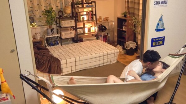 【七緒あいか】百戦錬磨のナンパ師のヤリ部屋で、連れ込みSEX隠し撮り 212 清楚なお姉ちゃんを家に連れ込み！ハンモックで気を引いてイチャイチャ…次第にゆったりエロい雰囲気へ…。キャピキャピの若い女とは一味違ったしっとりかつ激しい大人なSEXは必見！