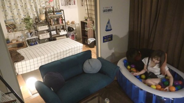 百戦錬磨のナンパ師のヤリ部屋で、連れ込みSEX隠し撮り 216 笑顔でSEXを楽しむ陽キャガールを家に連れ込み！真っ白な美尻がエロし！華奢な体に容赦なく激しいピストンを浴びせると…？吐息混じりに喘ぐ様をバッチリ盗撮！