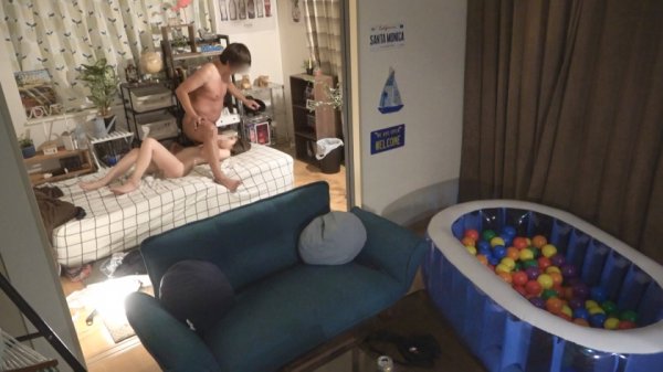 百戦錬磨のナンパ師のヤリ部屋で、連れ込みSEX隠し撮り 216 笑顔でSEXを楽しむ陽キャガールを家に連れ込み！真っ白な美尻がエロし！華奢な体に容赦なく激しいピストンを浴びせると…？吐息混じりに喘ぐ様をバッチリ盗撮！