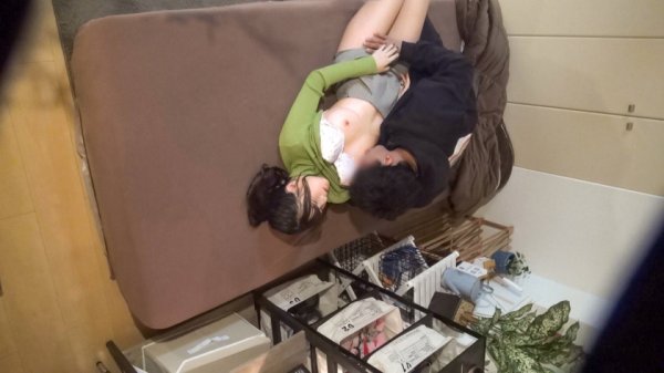 百戦錬磨のナンパ師のヤリ部屋で、連れ込みSEX隠し撮り 229 経験人数1人の激ウブ娘をヤリ部屋に連れ込み！覚悟を決めて受け入れ体制に入ってる彼女を優しく抱き寄せ…。真っ白なスレンダーのボディと国宝級の美尻！ぎこちなさがエロい！激ピストンに大声で喘ぐ姿はもっとエロい！！